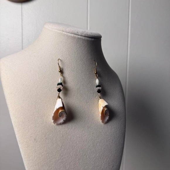 Handmade Shell Drop Earrings Gold Tone Spiral Cone Shell Mother of Pearl Beads - Picture 7 of 8